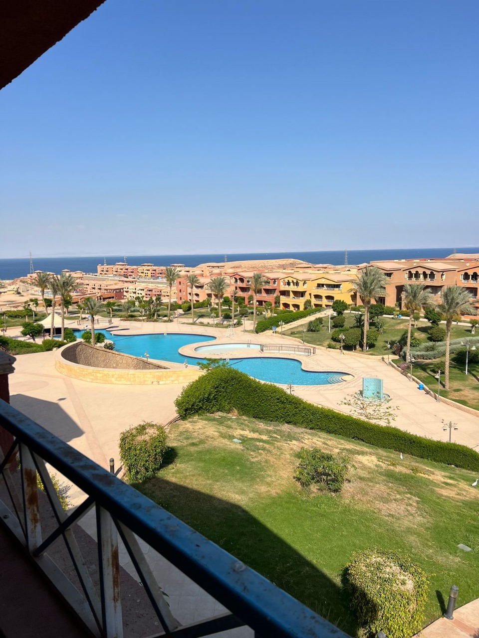 شاليه للبيع فوري غرفتين عالبحر والبسين 