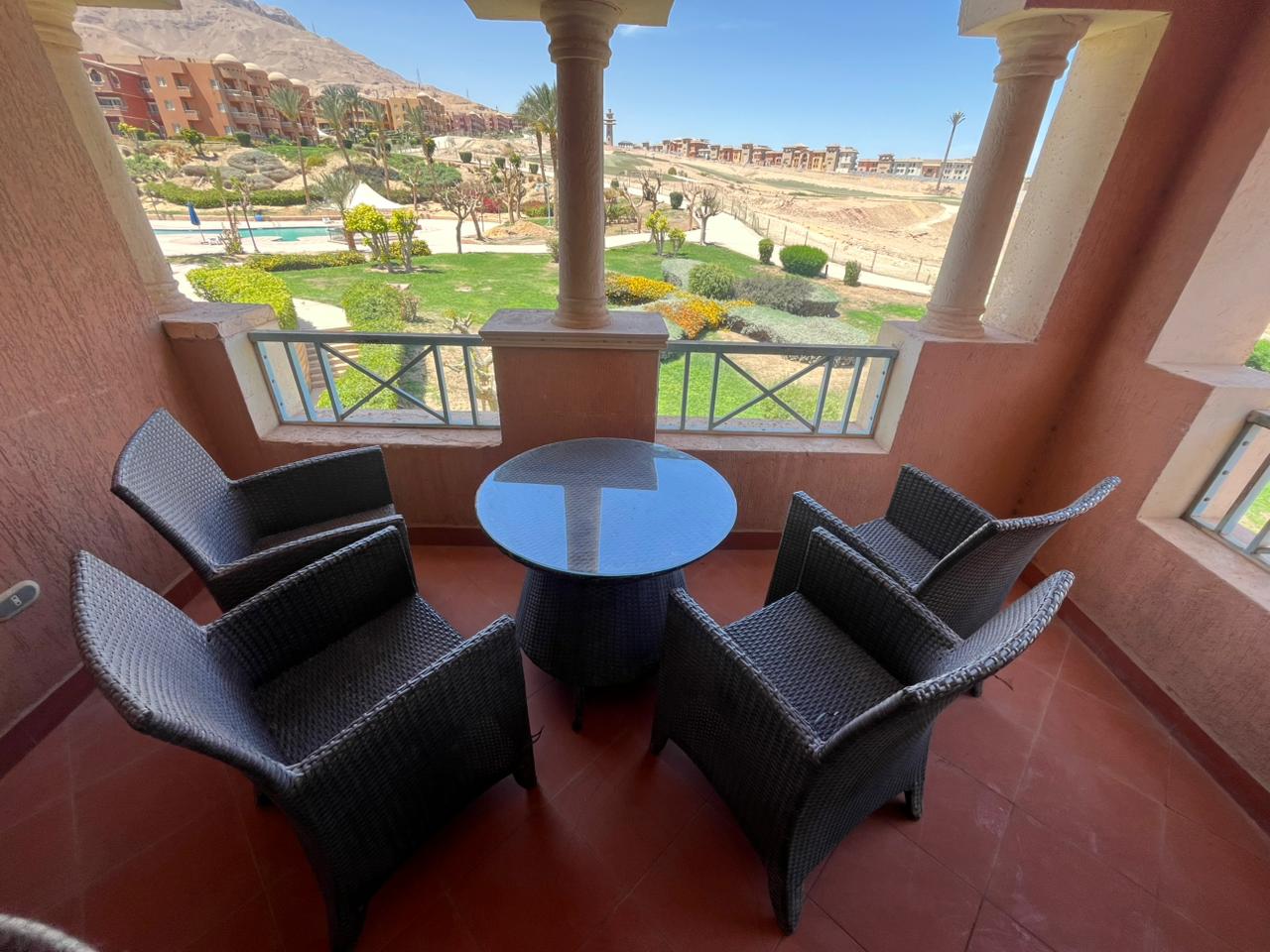 شالية متاح فورا للمعاينة شايف البسين 100م غرفتين مفروش ومجهز بالكامل !!