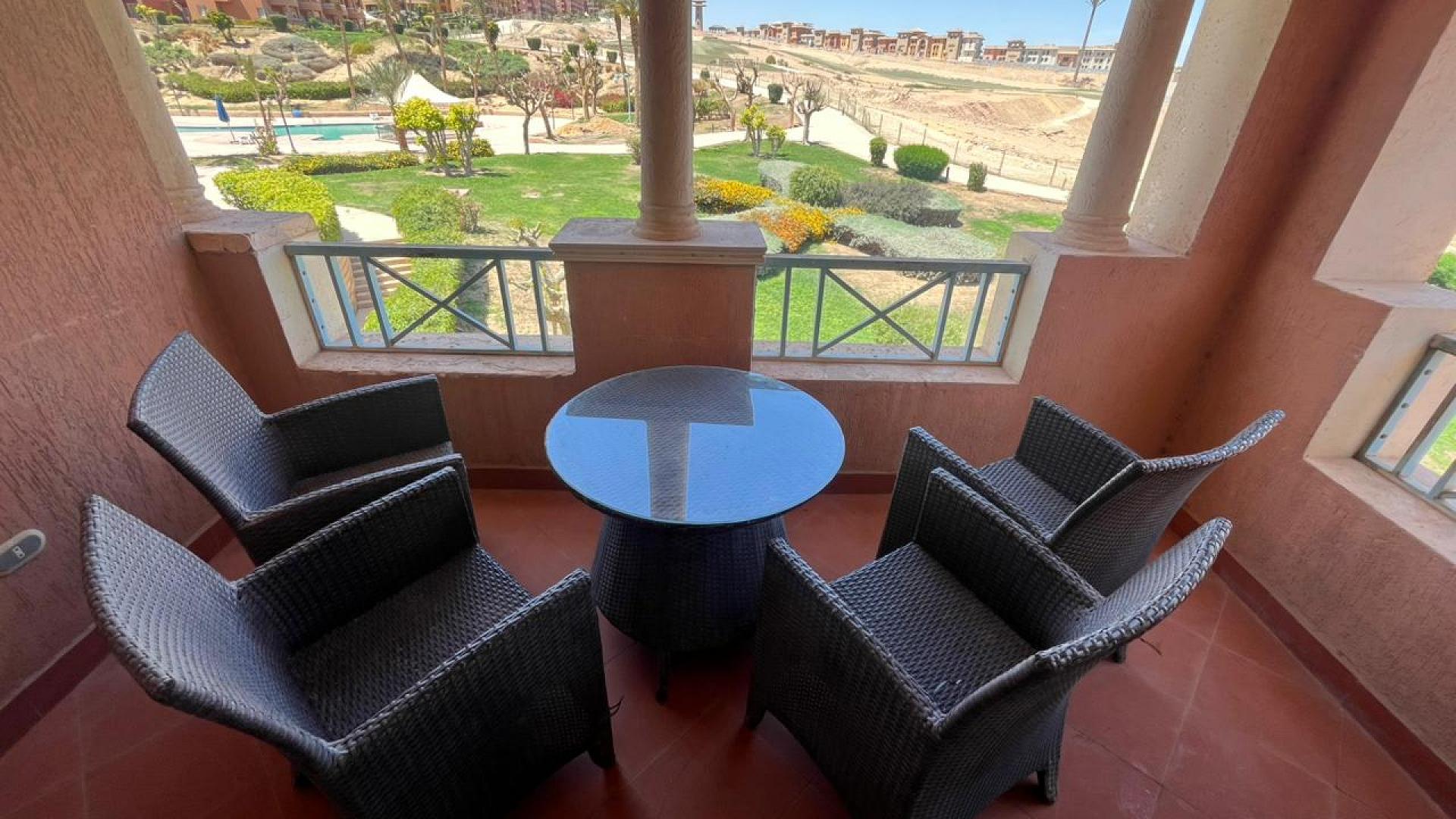 شالية متاح فورا للمعاينة شايف البسين 100م غرفتين مفروش ومجهز بالكامل !!