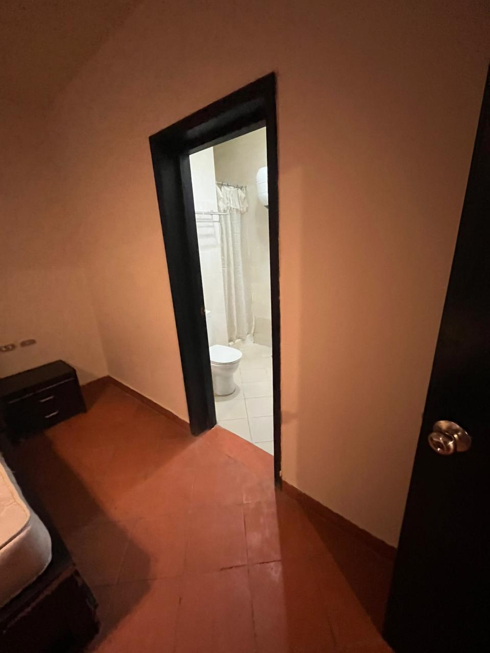 شالية متاح فورا للمعاينة شايف البسين 100م غرفتين مفروش ومجهز بالكامل !!