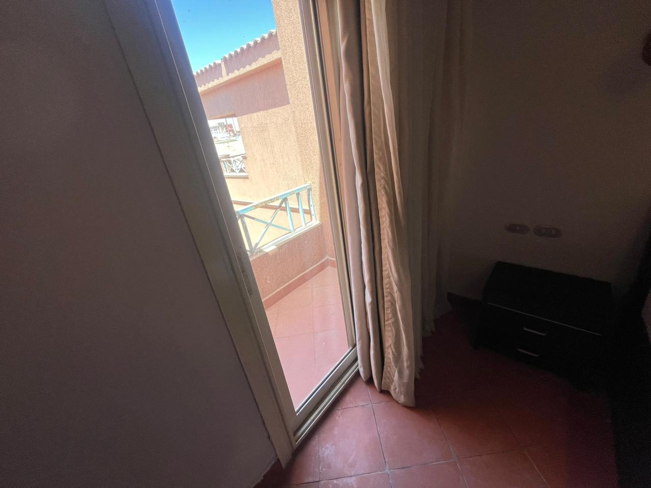 شالية متاح فورا للمعاينة شايف البسين 100م غرفتين مفروش ومجهز بالكامل !!